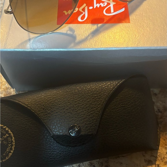 Rayban Aviators. Authentic polarized aviators. Gold frames, brown lenses. - Picture 3 of 3